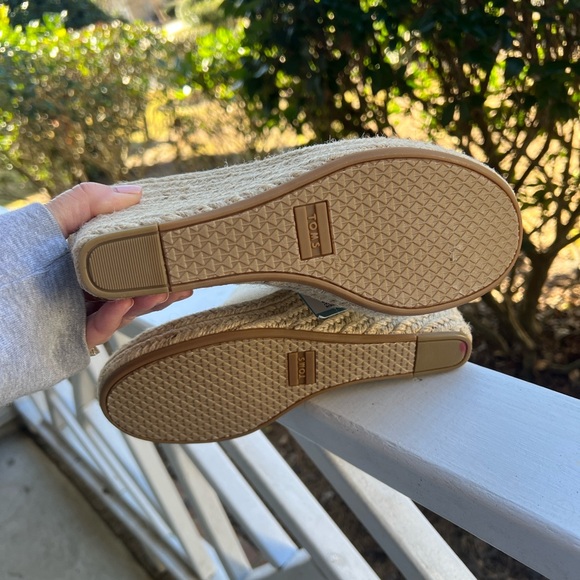 NWT Toms Wedge Sandals - Size 8 - Picture 6 of 9